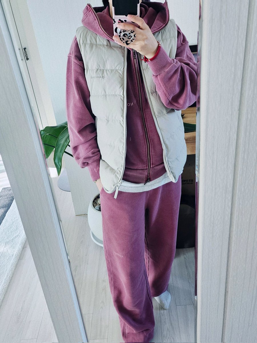 난 핑꾸🩷 일단 개이쁘긴함
추우니깐 스노우피크 경량 패딩 베스트랑 함께 오늘의 출근룩🩷🤍
#TaehyungTheBrand #thvgirl