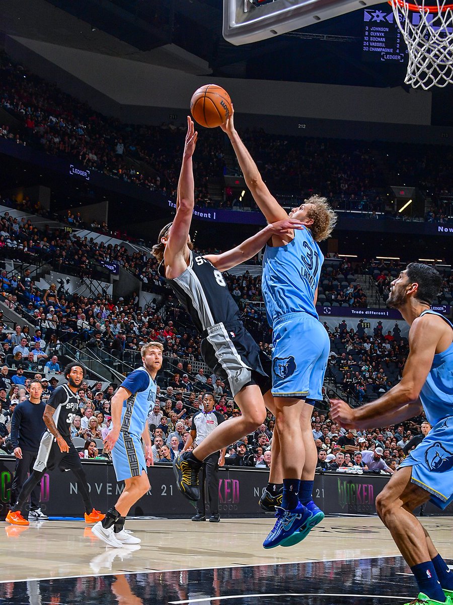 𝐔𝐩 𝐚𝐟𝐭𝐞𝐫 𝐨𝐧𝐞 🐻
📺 @NBAonNBC
END Q1 | MEM 24, SAS 23