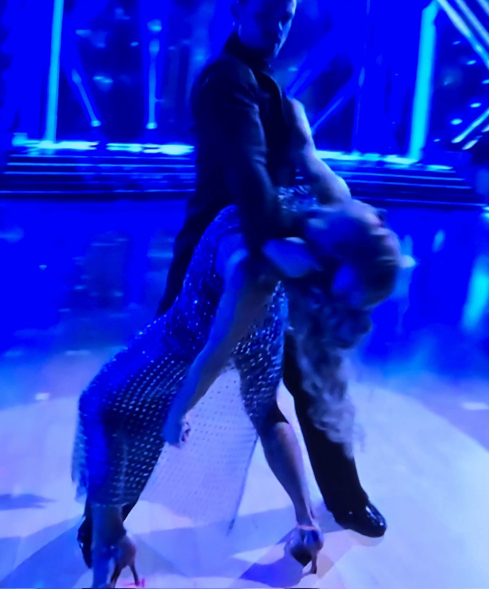 Shellvi21's tweet image. Daniella kills it again 👏 #DWTS