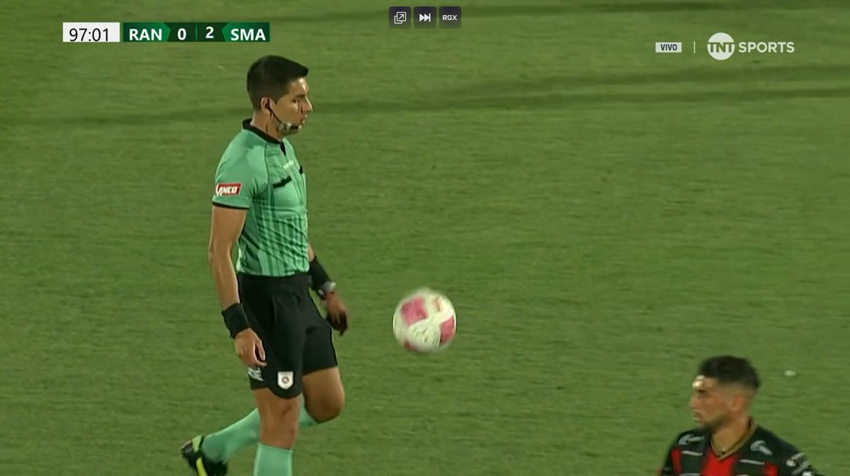 OjoalaTele's tweet image. Felicitaciones al periodista de cancha que tuvo que salir al paso, por la grave gravísima caída de Machasa.

La importancia de volver a los estadios a relatar.