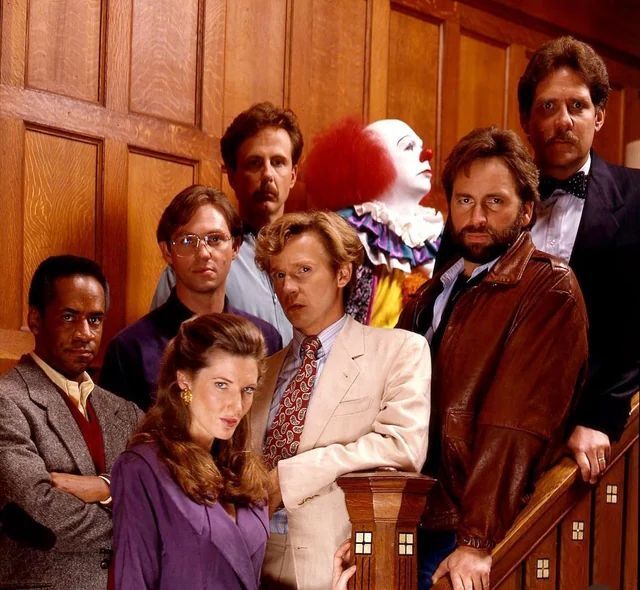 PIUpdate's tweet image. 📺 November 18, 1990: &quot;Stephen King&apos;s IT&quot; premiered on ABC. The two-part miniseries about a group of once-childhood friends reuniting 30 years later to stop the killer clown named Pennywise when it returns to their hometown starred Tim Curry, Harry Ander… instagr.am/p/DROEvmKD1hM/