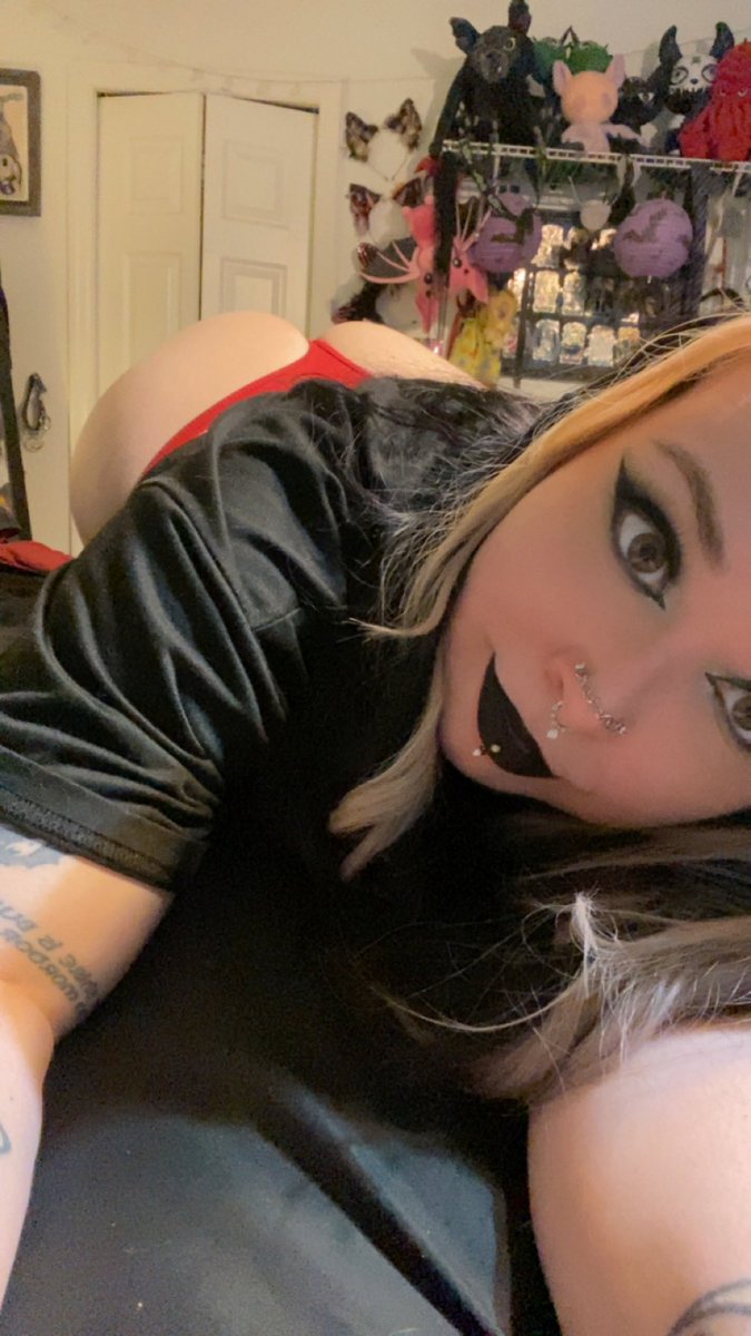 🎶“I push a little farther on the edge
I crawl a little further on the bed, babe”🎶🎶