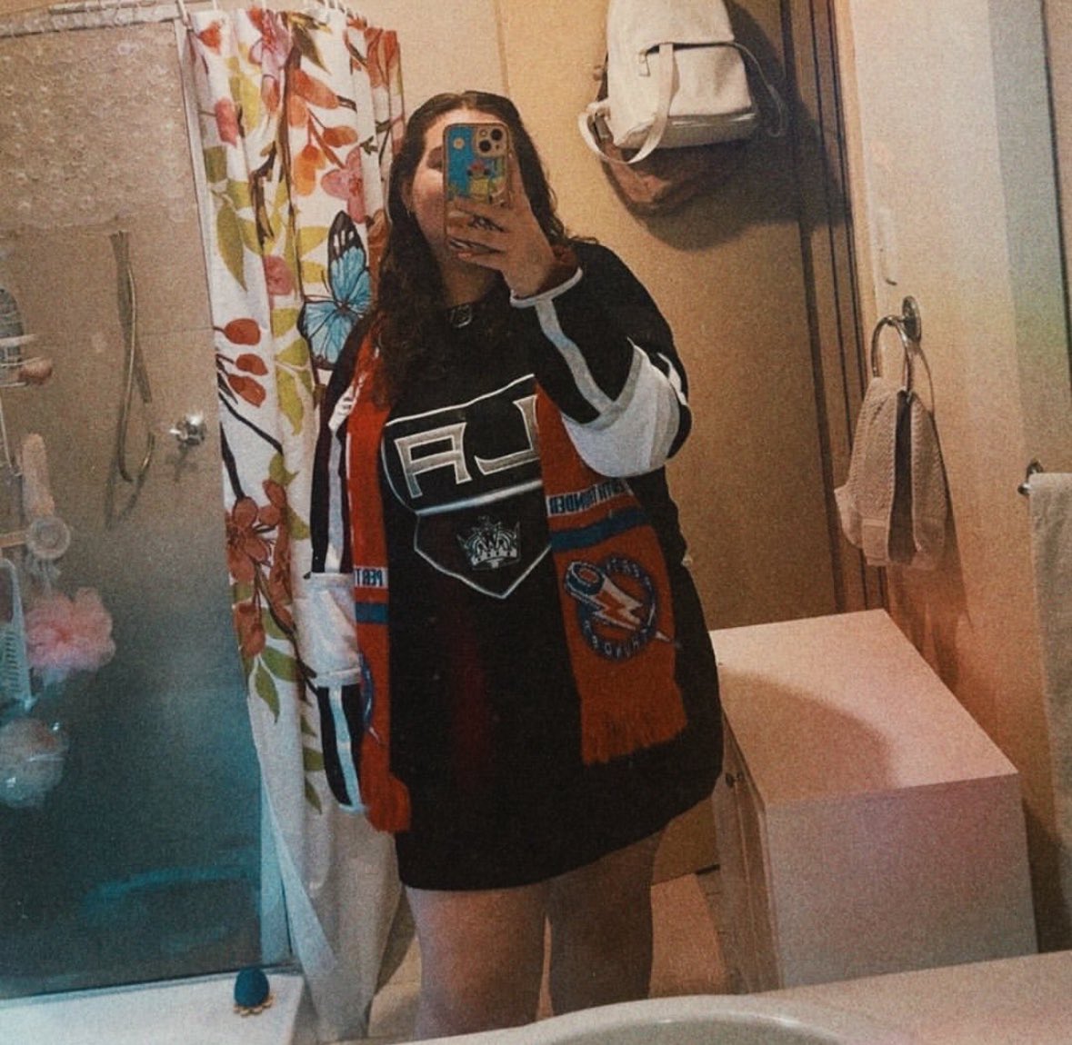 had a few new followers recently so hello #hockeytwt 🥹
✨ lauren, australia 
✨ #GoKingsGo 
✨ a one team gal, but an enjoyer of many goalies (and quinn hughes)
✨ the australian ice hockey league is very important to me
✨ many different sports ruin my life 
✨a big reader