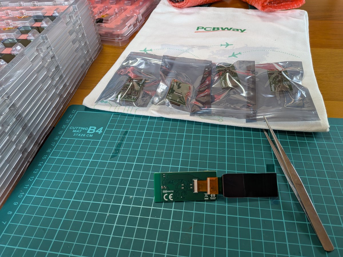 #WebScreen assembly continues.

Thanks <a href="/PCBWayOfficial/">PCBWay</a> !

#OpenSource #openhardware