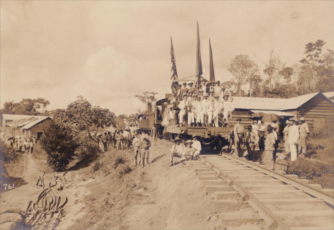Rondoniabased's tweet image. 📸 Comitiva da Ferrovia Madeira -Mamoré:

Foto tirada da comitiva em Santo Antônio, na cidade de Porto Velho, feita em 1910 para comemorar o primeiro trecho construído da Estrada de Ferro Madeira-Mamoré. 

-🇺🇸🇧🇷🇧🇴-