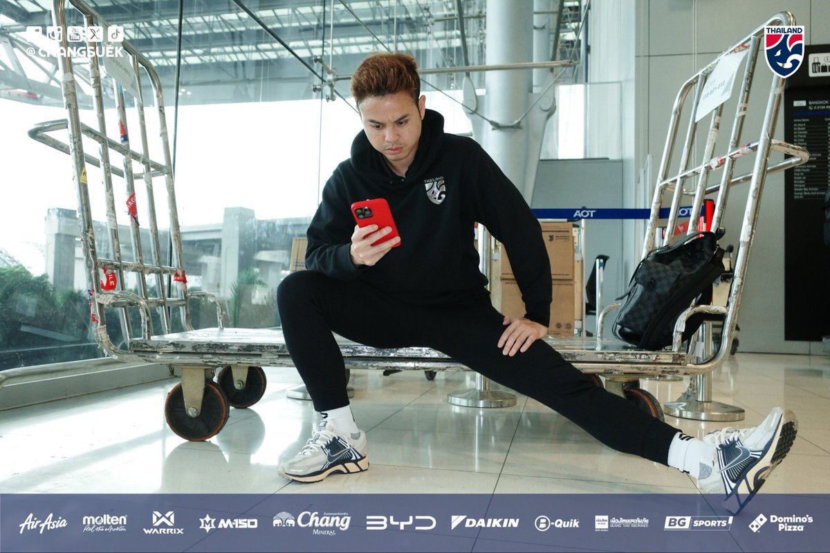 Changsuek_TH's tweet photo. #ChangsuekUpdate | ถึงแล้วเมืองไทย 😊
นักเตะและสตาฟโค้ชช้างศึก 🇹🇭 กลับถึงท่าอากาศยานนานาชาติสุวรรณภูมิ ประเทศไทย โดยสวัสดิภาพ ก่อนที่ทั้งหมดเตรียมแยกย้ายกันกลับไปพักผ่อนและกลับสู่สโมสรต้นสังกัด 🧳
#ทีมชาติไทย #ฟุตบอลไทย #FIFADay #ACQ2027 https://t.co/5yrVGexe4R