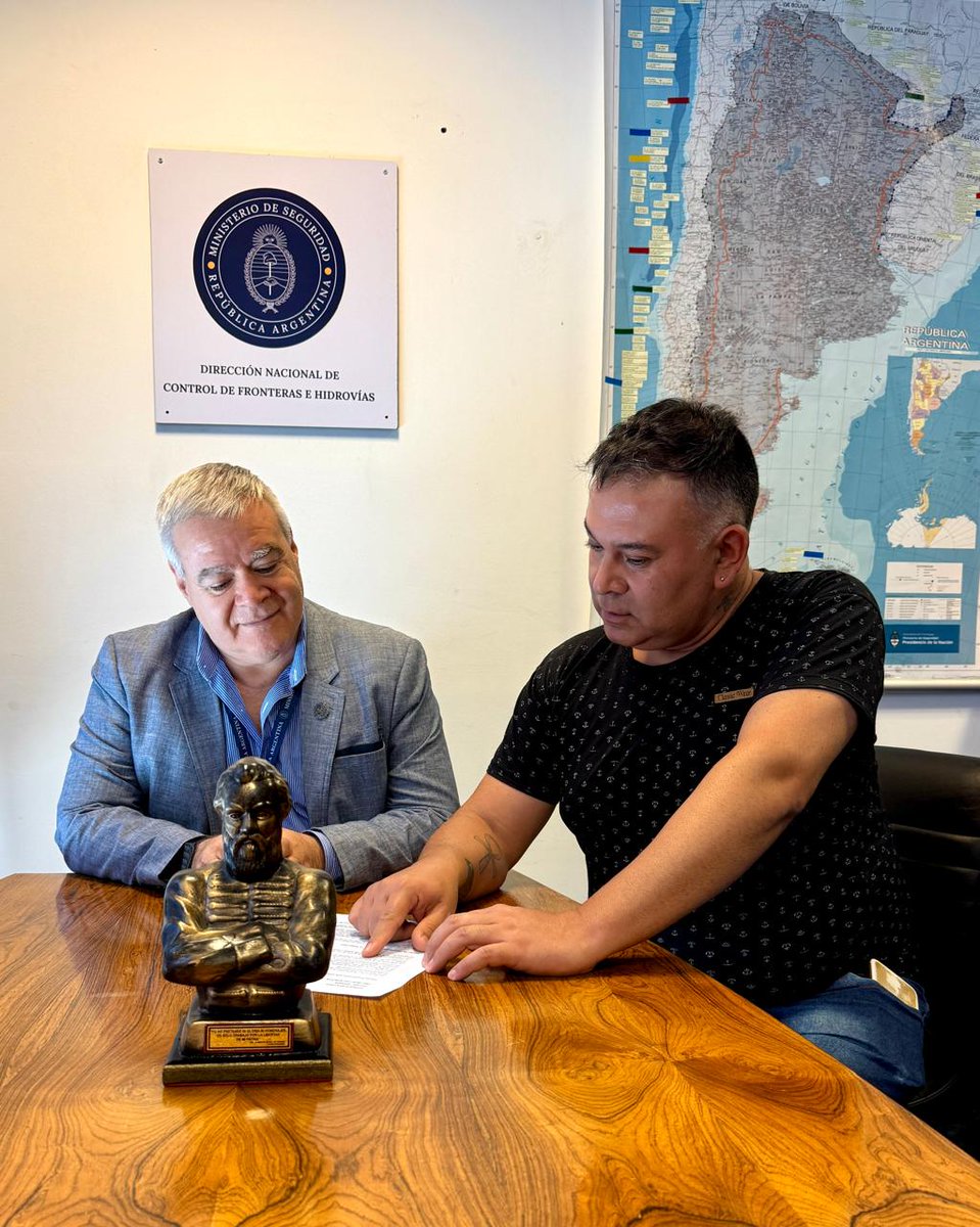 Conocer el trabajo de la Dir Nac de Fronteras e Hidrovias con Gustavo Ferragut me permitió saber que la lucha contra el narcotráfico y el contrabando se hace todos los días con el coraje de los federales y denunciando cada acto delictivo.

<a href="/JMilei/">Javier Milei</a> <a href="/PatoBullrich/">Patricia Bullrich</a> <a href="/andreacoronel29/">Andrea Coronel</a>