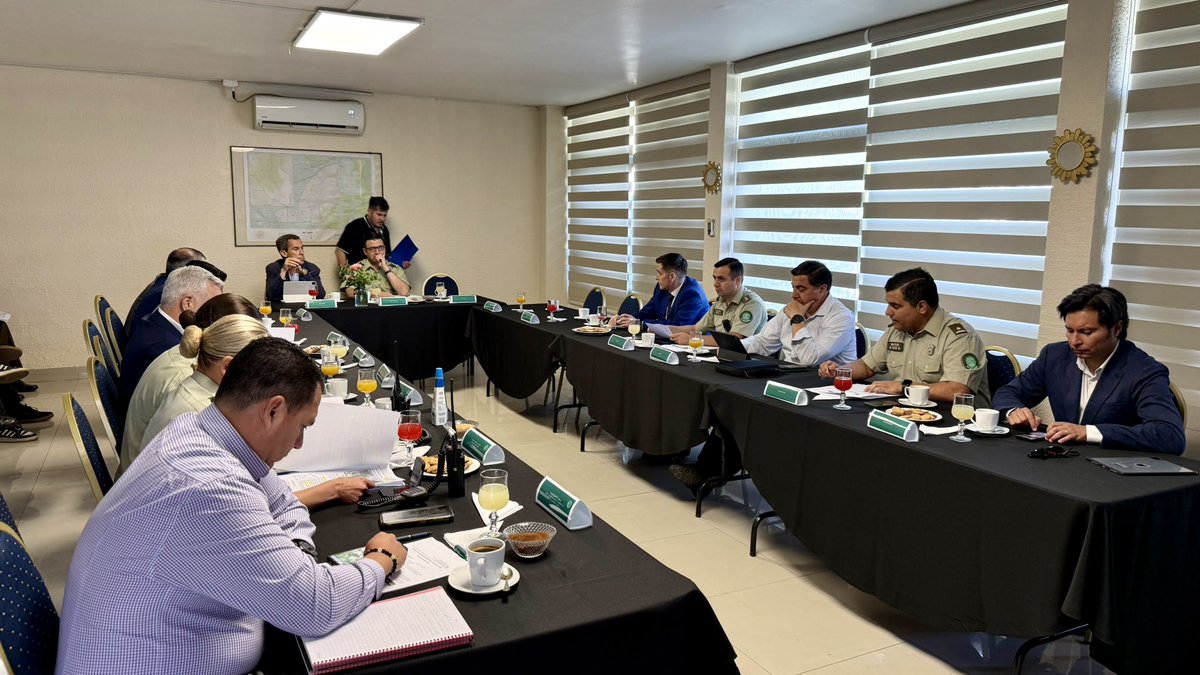 📢 Nueva sesión del STOP de <a href="/carabprandes/">Prefectura Santiago Andes</a>🤝 Reunión clave entre Carabineros y las municipalidades para evaluar estrategias:
✅Tendencia a la baja en robos. 
✅ Alta efectividad en VIF. 
✅ Refuerzo operativo en zonas con incivilidades.

La coordinación es fundamental 🇨🇱👮‍♀️