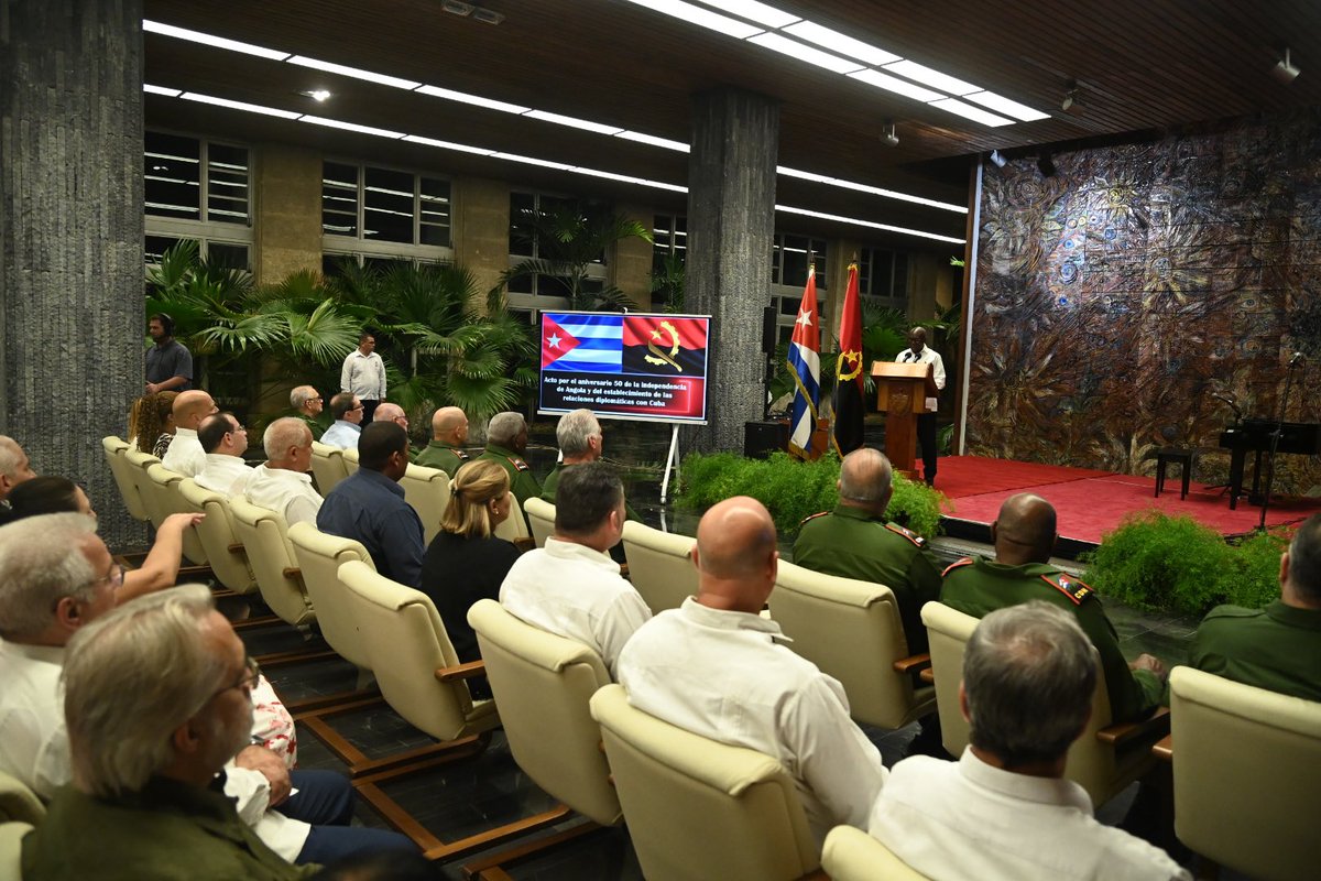 Conmemoramos el  aniv. 50 d la independencia d Angola y del establecimiento d relaciones diplom. Es un homenaje a la hermandad entre los dos países, a los internacionalistas q cumplieron con un principio revoluc.
y a las ♀️ y hombres d #Cuba y del MPLA q cayeron en combate. #FMC