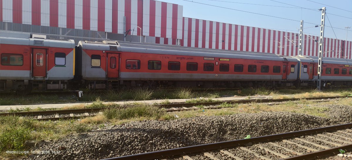 AshapuriMatajis's tweet image. @AshwiniVaishnaw
यह ट्रेन .20625  हमेशा #रानीवाड़ा,#जालोर, #समदडी परआधा घंटा पहले आती है अगर इस का ठहराव दिया जाए तो रेलवे अतिरिक्त आय के साथ ही यात्रियों को भी बहुत बड़ी राहत मिलेंगी @GMSRailway
@RailMinIndia @RailwaySeva
कृपया तुरंत प्रभाव से ठहराव दिया जाए
@5vaa_creations