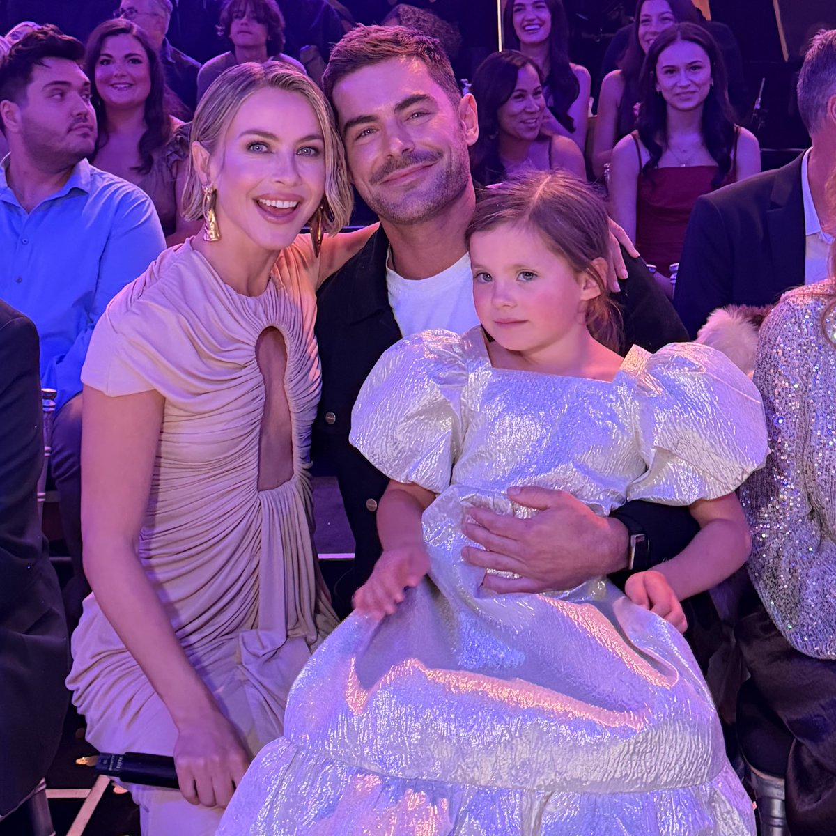 juliannehough's tweet image. I love a supportive brother and sister! 💛#dwts @ZacEfron
