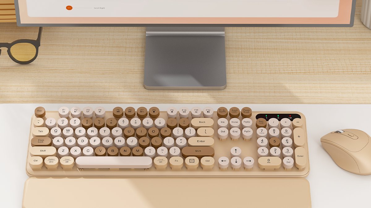truequekeys's tweet image. The round keys felt like a cute choice at first, but typing on them turned out to be really comfortable. The magnetic wrist rest has been easing my wrist tension, and the quiet clicks make late-night work feel calmer.
#desksetup #keyboardlover #latteaesthetic #homeoffice