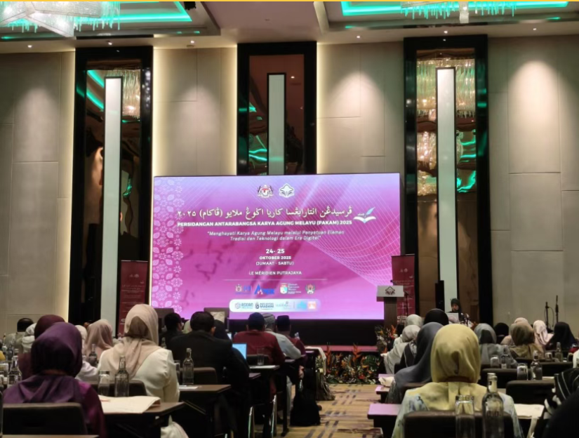 Recently, with the theme of “Malay Classics: The Fusion of Tradition and Technology”, “PAKAM 2025”, in which Prime Minister Anwar attended, was grandly held in Malaysia. Wang Yufei, a master’s student of #CUC SIS participated in this conference.