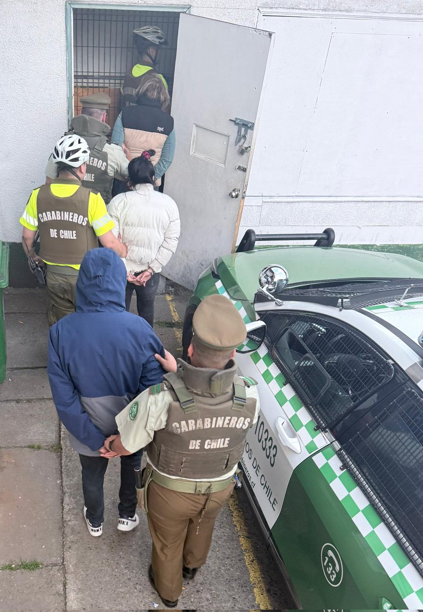 🚨 Cuando huían en un taxi con TV robado en céntrica tienda de #Valdiviacl, Carabineros de la 1ªComisaría detuvo 4 adultos que fueron reconocidos por los guardias del recinto vulnerado. Captura se concretó en Av Picarte con Camilo  Henríquez. 
#OrdenyPatria