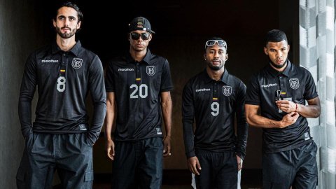 La selección sin <a href="/EnnerValencia14/">EnnerValencia</a> y Angelo Preciado se vuelve más chocolatosos, juegan más dinámicos y todos atacan para meter gol. La zona de delantero deja de ser exclusividad de Enner.

Enner ten el honor de Samurai y da un paso al costado.

Ecuador juega bien con más ataque.