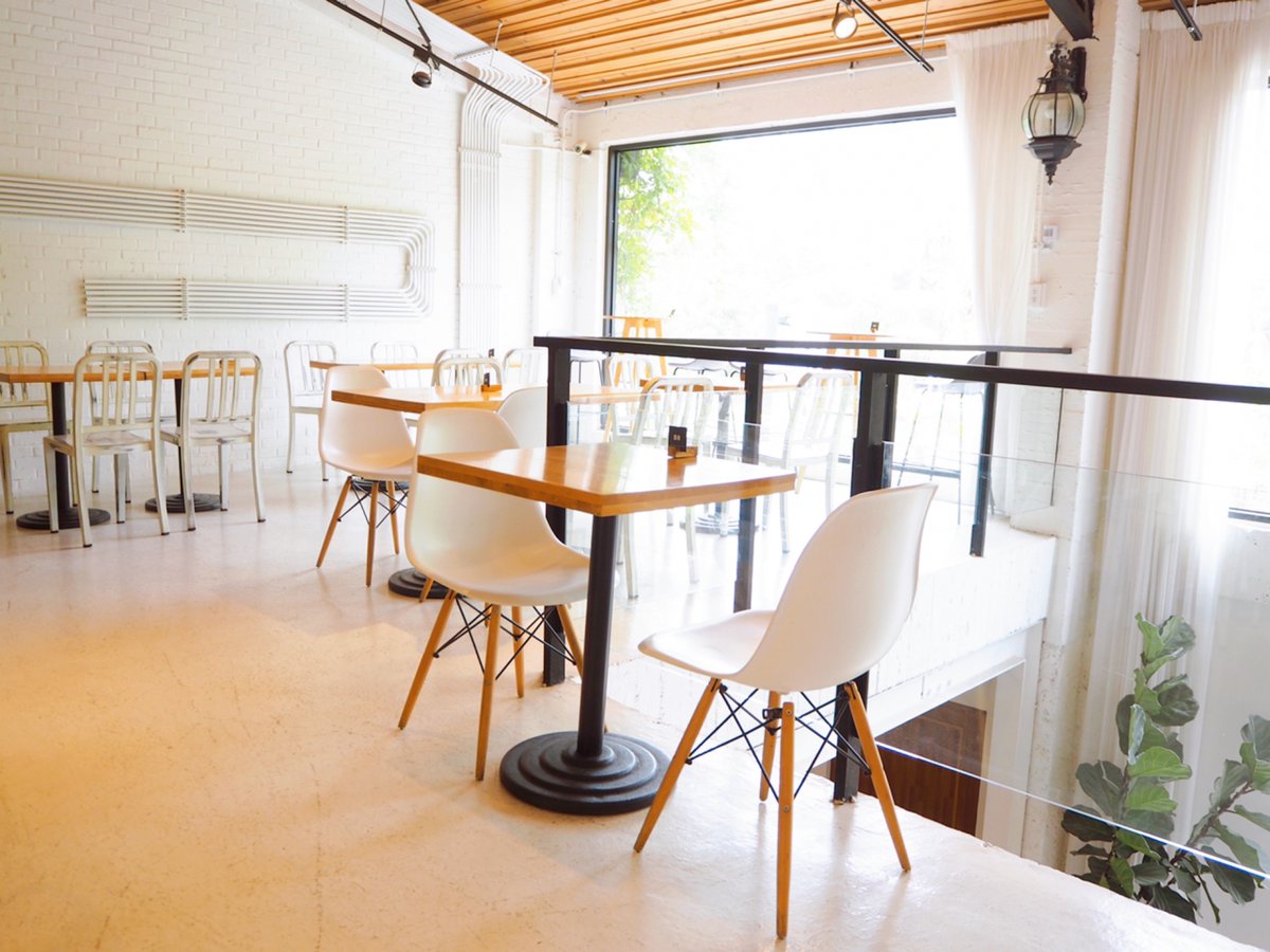 💡ひとことデザイン知識💡（空間編🏠）

家具の「脚」が見えると、軽やかな印象に🪑
皆さん今日も１日お疲れ様でした～✨🍵

#企業公式がお疲れ様を言い合う