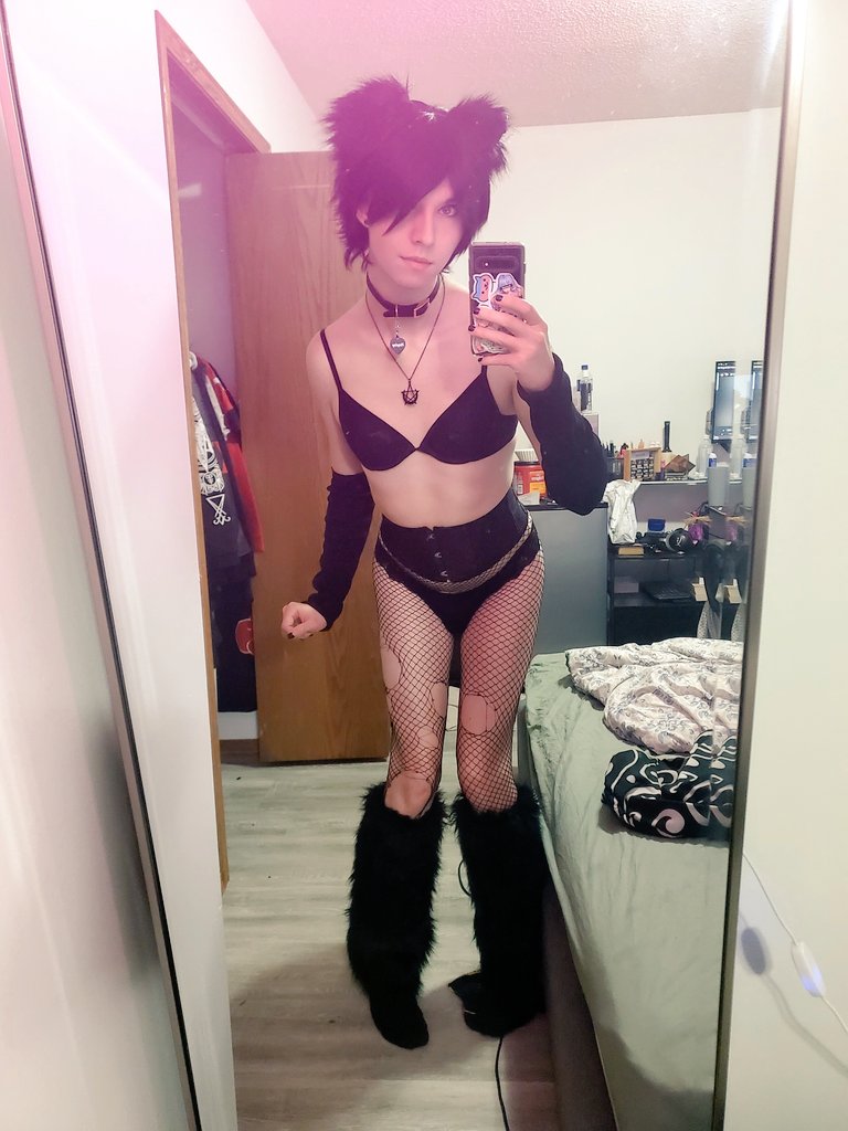 Please come play with me tonight 🥺