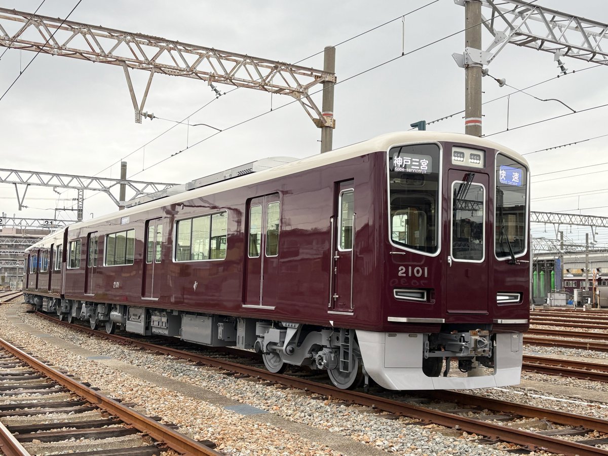 hankyu_ex's tweet image. 宝塚線で運行しております「安心と快適、そして環境に配慮した新しい阪急スタイル」をコンセプトとして開発した新型車両2000系につきまして、2025年12月6日（土）から神戸線でも運行を開始する予定です。
どうぞご期待ください。