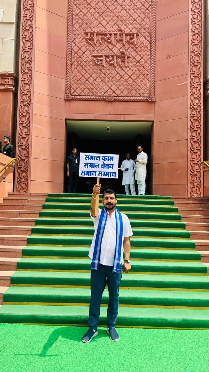 BhimArmyChief's tweet image. देहरादून की कड़ाके की ठंड में, खुले आसमान के नीचे बैठकर अपने अधिकारों की लड़ाई लड़ रहे उपनल कर्मचारी आज आठवें दिन भी धरने पर डटे हुए हैं। इस संघर्ष के बीच महिला उपनल कर्मी नीलम डोभाल जी की दुखद मृत्यु ने हम सभी को गहरे शोक और स्तब्धता में डाल दिया है। उनकी इस असमय मृत्यु ने…