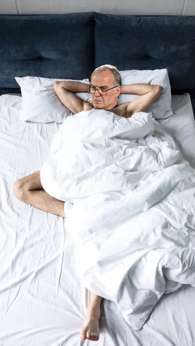 #BIELSA por que sus jugadores de la selección uruguaya de futbol decidieron regalarle una cama en esta noche.
En la imagen se lo ve disfrutando de la misma, no muy contento, no imaginó que la cama sería tan grande.