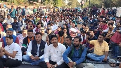 BhimArmyChief's tweet image. देहरादून की कड़ाके की ठंड में, खुले आसमान के नीचे बैठकर अपने अधिकारों की लड़ाई लड़ रहे उपनल कर्मचारी आज आठवें दिन भी धरने पर डटे हुए हैं। इस संघर्ष के बीच महिला उपनल कर्मी नीलम डोभाल जी की दुखद मृत्यु ने हम सभी को गहरे शोक और स्तब्धता में डाल दिया है। उनकी इस असमय मृत्यु ने…