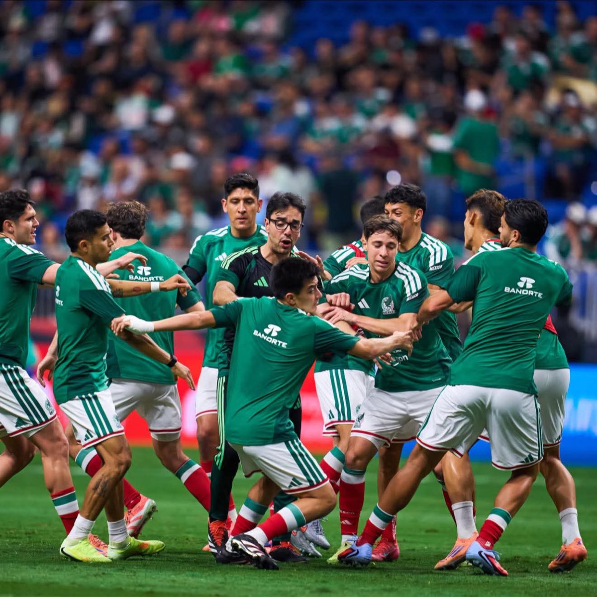 Sanyorchv's tweet photo. LAMENTABLE 🚨 

En los calentamientos previos al partido de la Selección, el jugador Mora se calentó de más y se agarró a golpes con el troncazo Jiménez, los jugadores cercanos tuvieron que intervenir y separar a los dos. https://t.co/8N9DwYXF4c