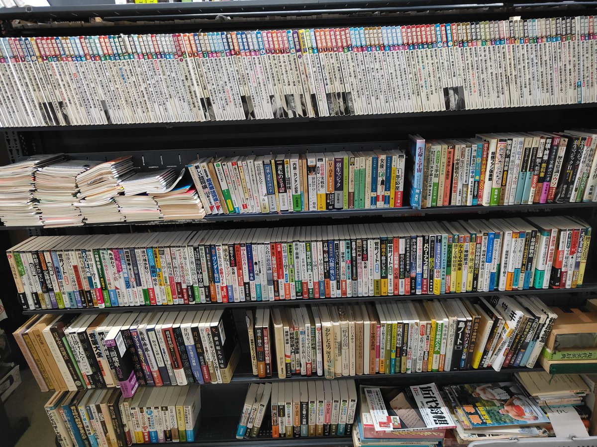 kaitori22's tweet photo. 📚♟️ 大量の将棋書籍・文庫、本日回収しました！ ♟️📚
名局の解説本から定跡書、さらには羽生さん関連の書籍まで、
将棋ファンにはたまらないラインナップがずらり！

お客様宅で丁寧に保管されていた本ばかりで、
ひとつひとつから“将棋愛”が伝わってきます。#将棋 #将棋本 #羽生善治 https://t.co/I70nTKv4So