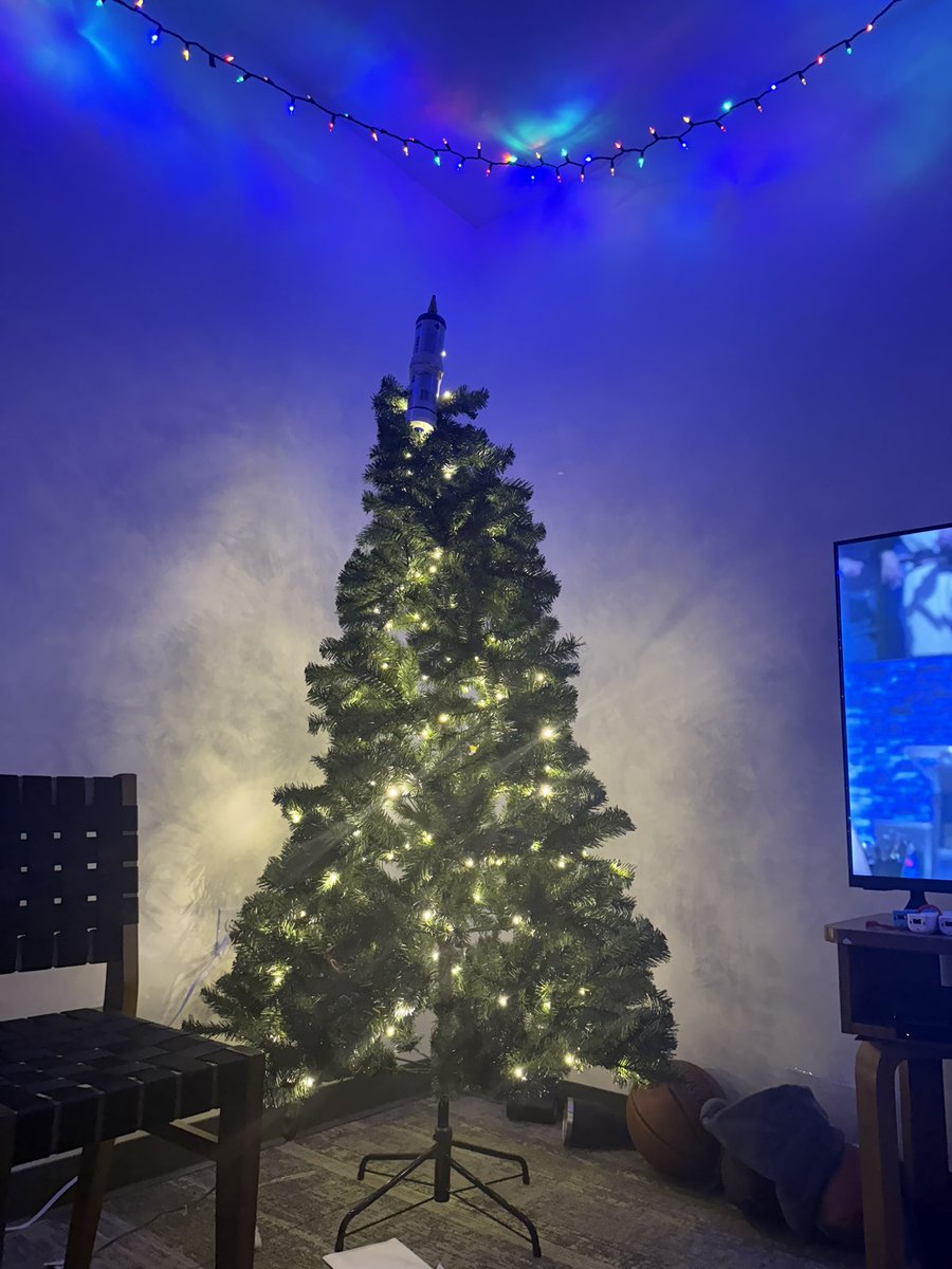 GreekVacuum's tweet photo. Something about our tree really brings the dorm together. #star https://t.co/5mbeyuZAn6