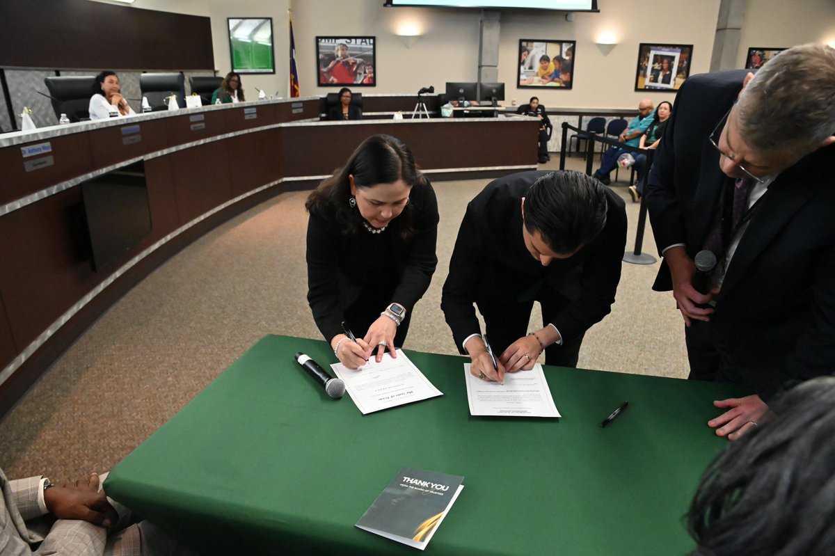 AliefISD's tweet image. Isaac Perez was officially sworn in by Texas House Representative Ana Hernandez (District 143). We welcome Trustee Perez and look forward to his contributions to the Board. #AliefProud