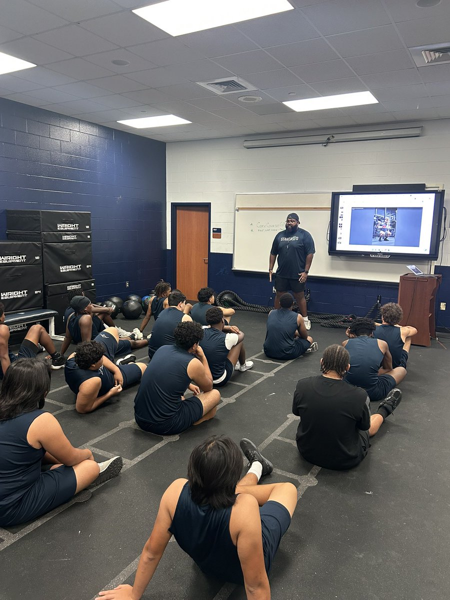 coachshanle's tweet photo. Back Squat #safety #technique #cues Making it a GREAT day @CypressRidgeHS @RamNationCRHS #BaseCamp25 #DoTheWork #ClimbTheRidge🏔️ #RamPride🐏 https://t.co/prWYQkFCGt