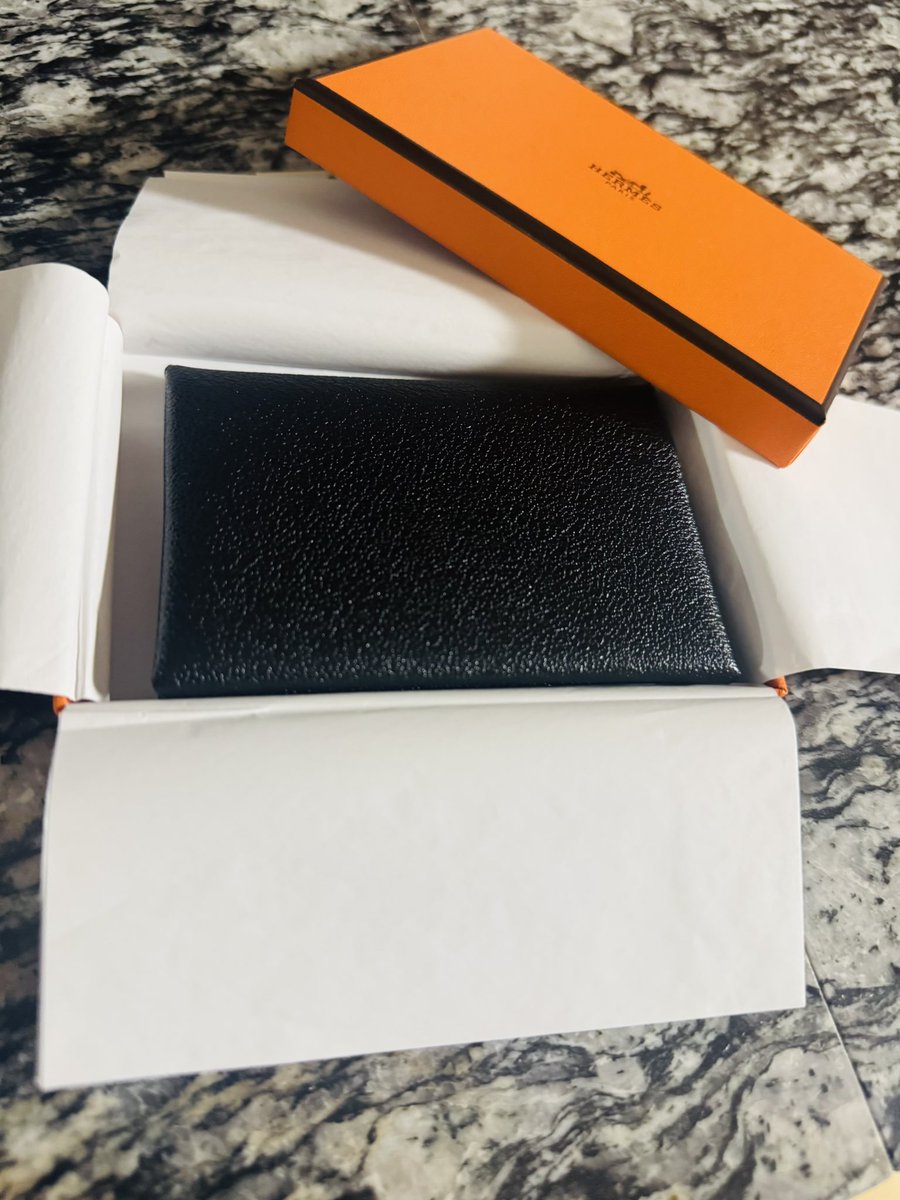 エルメスで購入したのはカルヴィデュオでした👛大好きなシェーブル、しかもノワールだから一生使ってる気がする。

デュオって人気色はなかなか在庫ないイメージだったけど、アポ無しで行った日に担当が出してくれた❣️小物も増えてるのかな〜