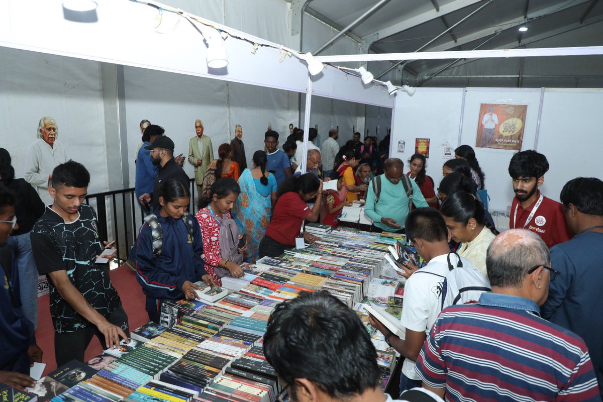 VeerakaputraSri's tweet image. ಪುಸ್ತಕ ಸಂತೆ ಓದುಗರ ಸಂತೆಯಾದ ಕ್ಷಣಗಳು…

For more photos click on this link. 

facebook.com/share/1FGPSxnB…
#pustakasante #veeraloka