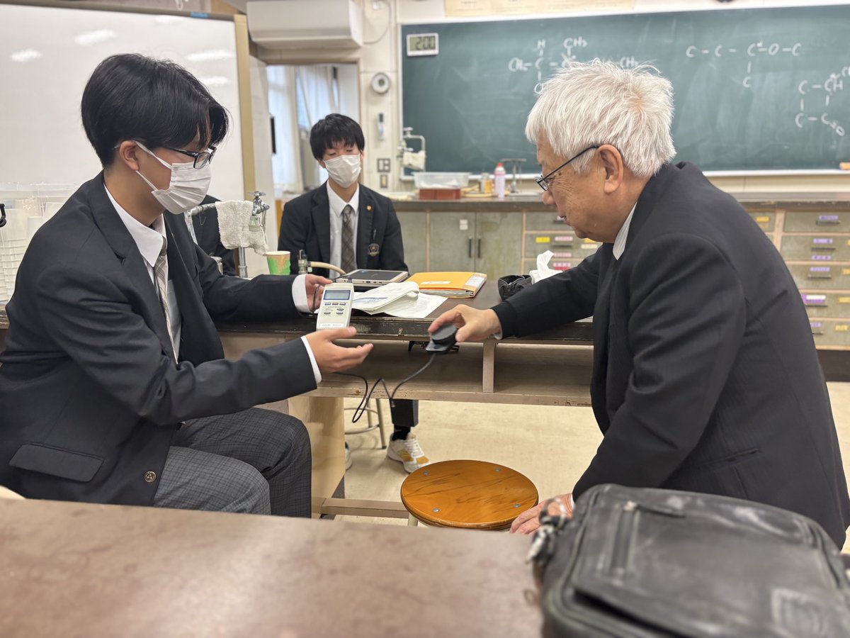 Iwate_ilc's tweet image. 👨🏼‍🏫専門家による事前指導③
水沢高校2チームめです🔥

テーマは「ルミノール反応」🔑
どうすれば長く、強く光るか！？💡

効果的にルミノール反応を引き起こす触媒の条件を研究中🧪✨
でも学校の照度計ではうまく反応を計測できないという壁が出現…さて、どう突破する！？