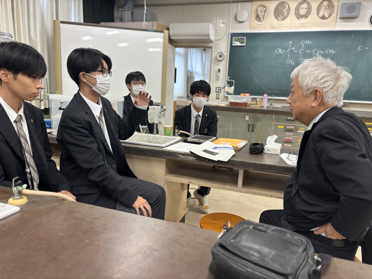 Iwate_ilc's tweet image. 👨🏼‍🏫専門家による事前指導③
水沢高校2チームめです🔥

テーマは「ルミノール反応」🔑
どうすれば長く、強く光るか！？💡

効果的にルミノール反応を引き起こす触媒の条件を研究中🧪✨
でも学校の照度計ではうまく反応を計測できないという壁が出現…さて、どう突破する！？