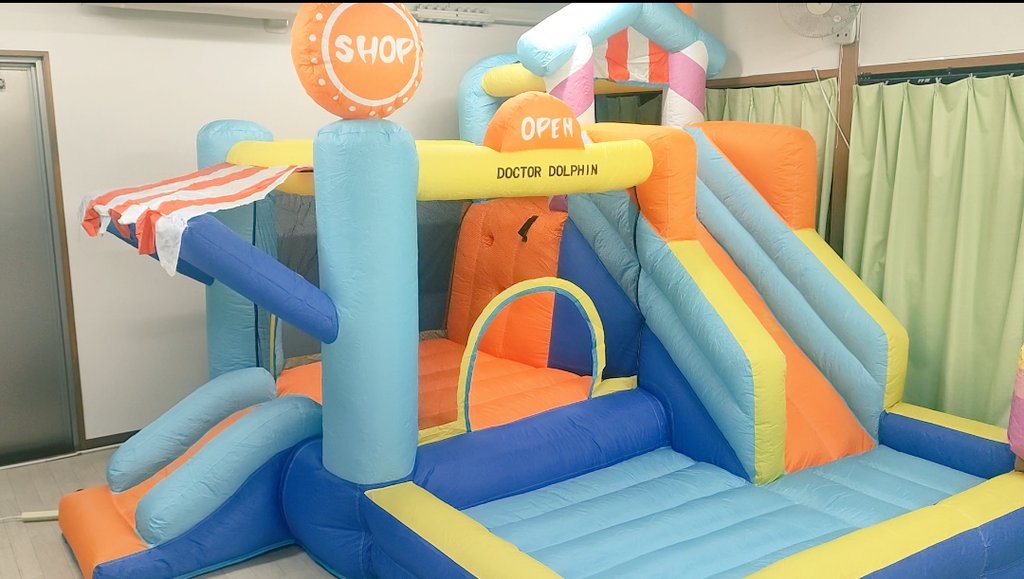 shionappa's tweet image. ポチッとな

ボタン一つでたったの1分でここまで空気が

娘は↓の動画を無限リピして
「早く教会行きたい」と連呼✨️

う〜ん
夜中はエアーの騒音で周りに迷惑かもだし
早くて週末かな❓️
＃ポチッとな
＃エアー遊具
＃祝福家庭の日常