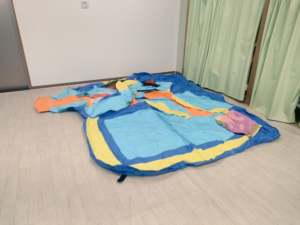 shionappa's tweet image. ポチッとな

ボタン一つでたったの1分でここまで空気が

娘は↓の動画を無限リピして
「早く教会行きたい」と連呼✨️

う〜ん
夜中はエアーの騒音で周りに迷惑かもだし
早くて週末かな❓️
＃ポチッとな
＃エアー遊具
＃祝福家庭の日常