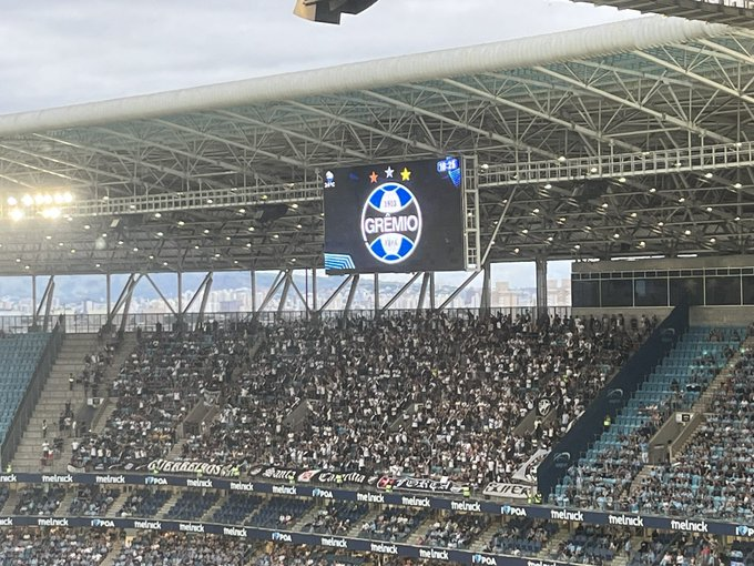 AcervoGDA's tweet photo. É dia de Grêmio x VASCO! Dia de cantar em busca dos 3 pontos!
Abaixo, registros da Guerreiros do Almirante em diferentes anos na Arena do Grêmio. Lamentavelmente, instrumentos não são mais liberados para o público visitante em Porto Alegre. LIBERDADE PRA TORCER!
#acervogda #gs3 https://t.co/TVZBaf8iwd