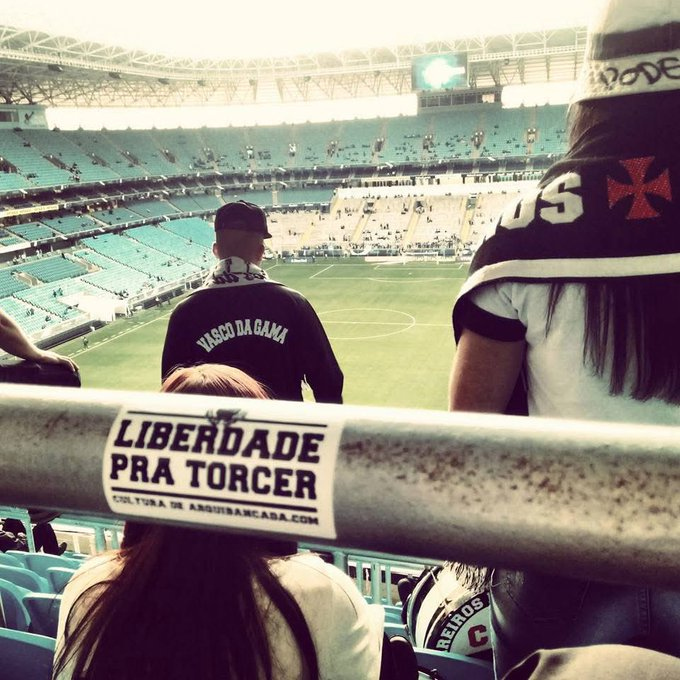 AcervoGDA's tweet photo. É dia de Grêmio x VASCO! Dia de cantar em busca dos 3 pontos!
Abaixo, registros da Guerreiros do Almirante em diferentes anos na Arena do Grêmio. Lamentavelmente, instrumentos não são mais liberados para o público visitante em Porto Alegre. LIBERDADE PRA TORCER!
#acervogda #gs3 https://t.co/TVZBaf8iwd