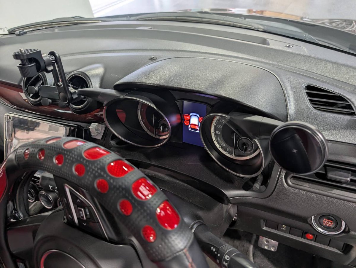 ZC33Sにイブデザインのリムロックをお取り付け！
左は延長アームにカメラホルダーをセットして撮影用に📷
右はスマホ用にワイヤレス充電式📱
各種在庫もございます💁🏻‍♂️