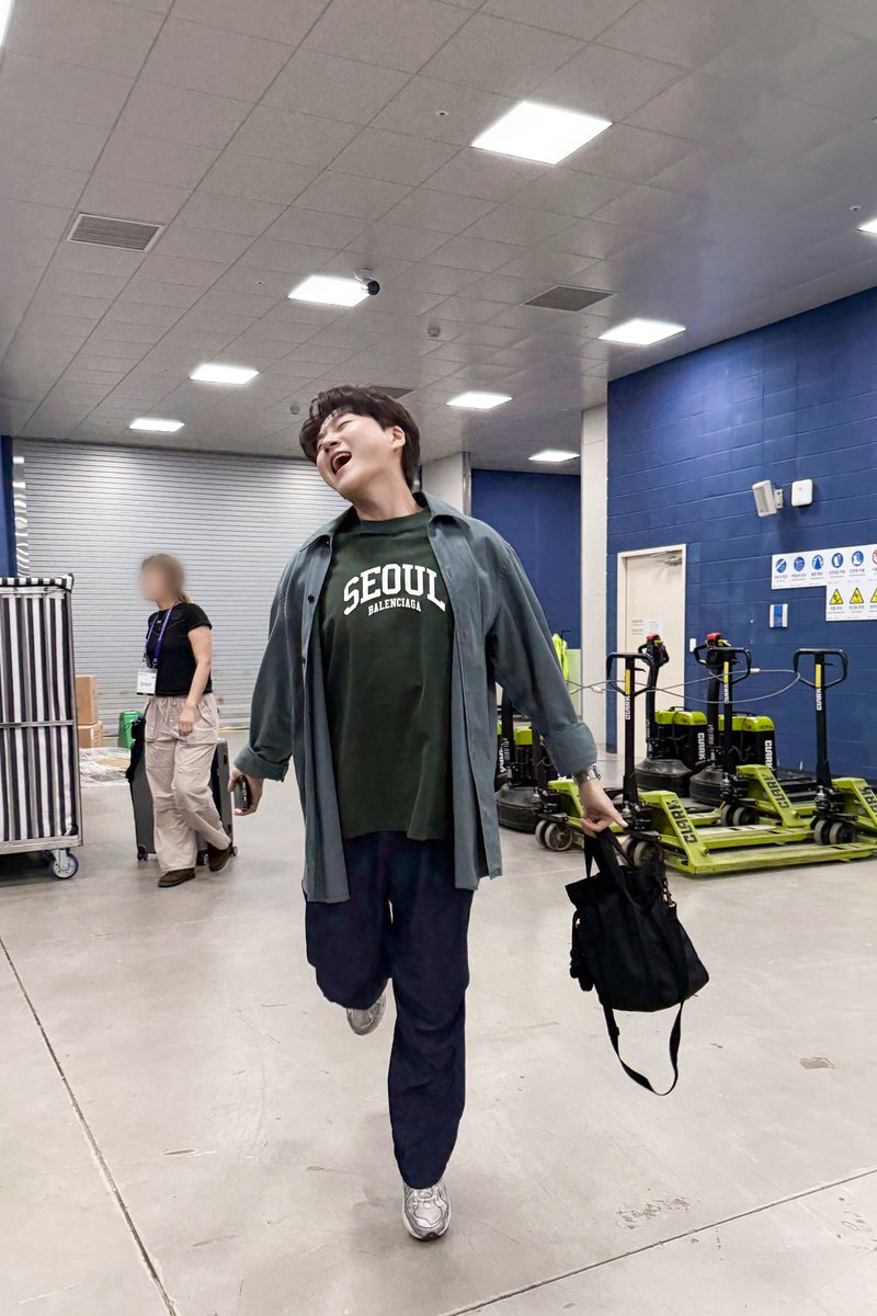 official_fore's tweet image. [🎂]

파랑새가 잠을 깨우는 시간💙

#가장빛나던날_901119
#영원한_숲별의_사랑둥이_생일축하해
#조민규_전라남도여수시사곡리산94