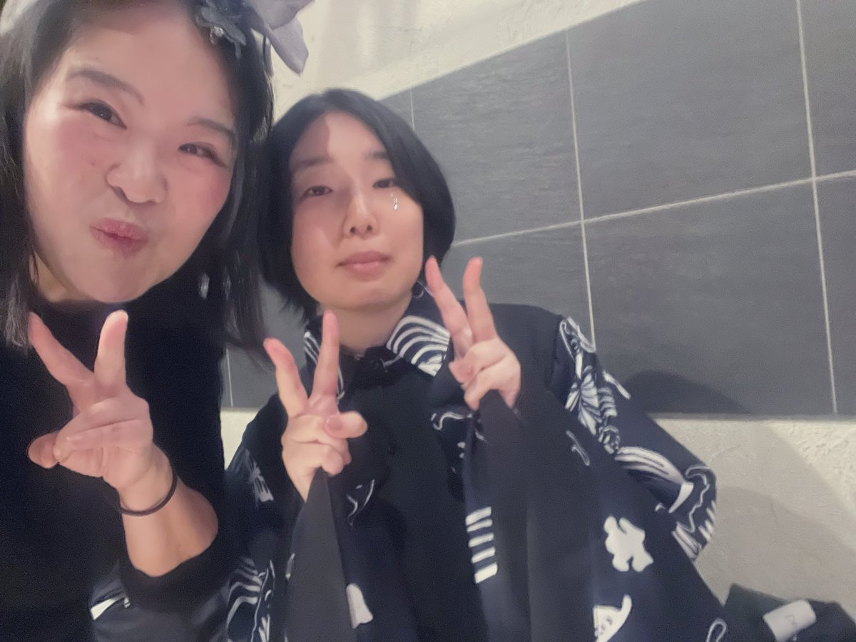 DAIMONKINUKA's tweet photo. 後ほどBlog更新もしますよわん！！🥳🥳
狐華生誕祭🦊　2人は若いけど、私よりしっかりもので、いつも支えてくださる2人🥳

また来年もこの場所で、笑ってお祝いできるように　きぬかも邁進して参ります！🥳

🦊akaneちゃん
@akane_song_a 
新しい衣装かな🥳すごい似合って可愛い😍
髪色も金髪なイメージだったけど、、
大人っぽくなり大人なOLなイメージ🥳
オリジナル作品も増えてステージもキラキラで堂々としていて　感動だよ💕💕

🦊ユウちゃん
@yuuyuu66686 
るぴ♡なすからボイストレーニング受けてきたから本当に歌にしっかり自信もてるようになったよね🥳
またまた24日のオフ会もたのしみだね！！
沢山自信持って　狐華の活動もすごいこれからきぬかも支えていきます！

🦊狐華
@kmgrkikka 
大成長をしていく若手ガールズユニット
狐華　の生誕祭が昨日無事　飯田橋 space withで大成功！🥳🥳
ありがとうございました！

総合\ is21sound
@Is21Sound 
代表-むうむう
@muumuupanda