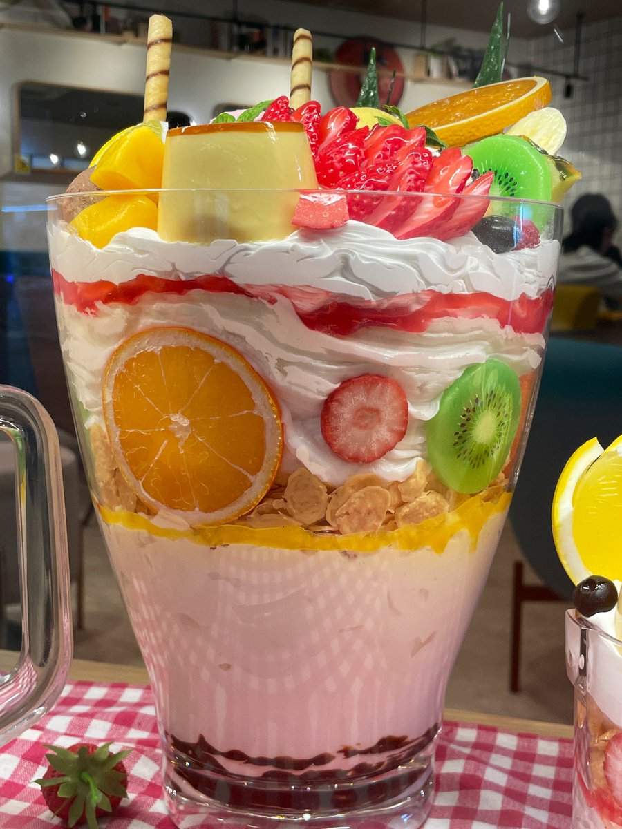 swind_prv's tweet image. 名古屋のパフェがさすがにデカすぎる
