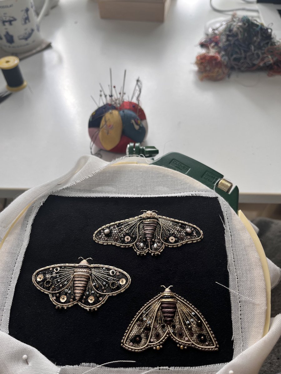 金沢のアートフェア用にブローチ作ってます。焦る！アンティークレース