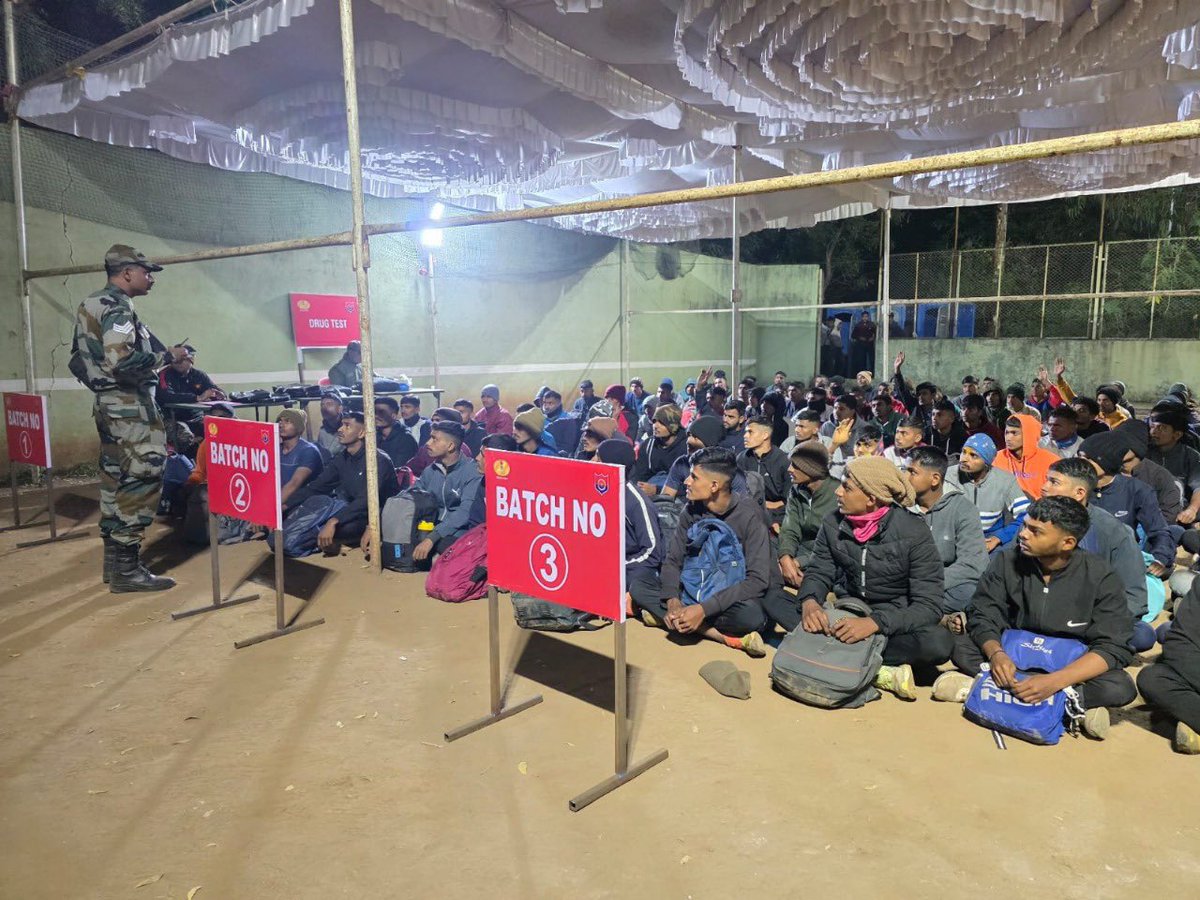 IaSouthern's tweet photo. The Army Recruitment Rally underway at Satara is witnessing an overwhelming response from the motivated youth of #Maharashtra and #Goa. With nearly 700 candidates being screened daily, the venue of this Recruitment Rally - Police Parade Ground stands as a powerful testament to the resolve and #NationalPride of India’s youth.

Over 1,91,000 aspirants from Maharashtra alone have applied for approximately 7,500 #Agniveer vacancies, and a 90% turnout reflects the spirit of #NationFirst and #YouthForward and the deep aspiration to don the uniform with honour.

This rally is more than a recruitment process—it is a #PathwaytoPride. Supported by state and district authorities, it reflects the shared commitment of the #IndianArmy and civil administration to select the finest, and build #FutureReady soldiers for the nation.

#JoinIndianArmy 
#IndianArmy
#SouthernCommand 
@SpokespersonMoD
@HQ_IDS_India
@adgpi
@DIRECTORATERTG
@PRODefPune