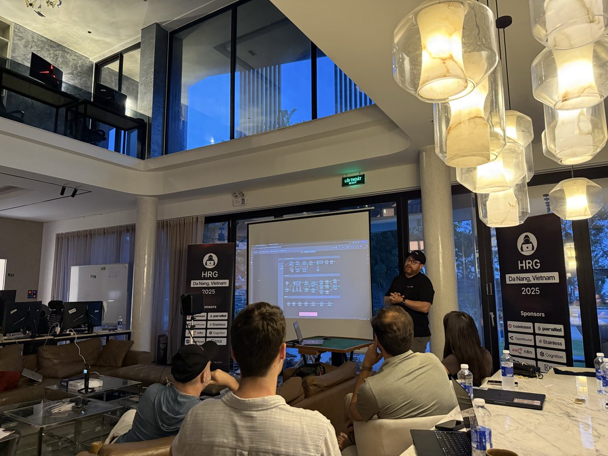 在@HackerResidency的第一天非常順利。
我立刻感受到了那種氛圍。和一群志同道合的建築者在一起感覺真好。
這讓我想起了我在第一家新創公司每天工作 10 小時時的氛圍:充滿活力、混亂,但也非常有效率且充滿樂趣。
每個人都像電