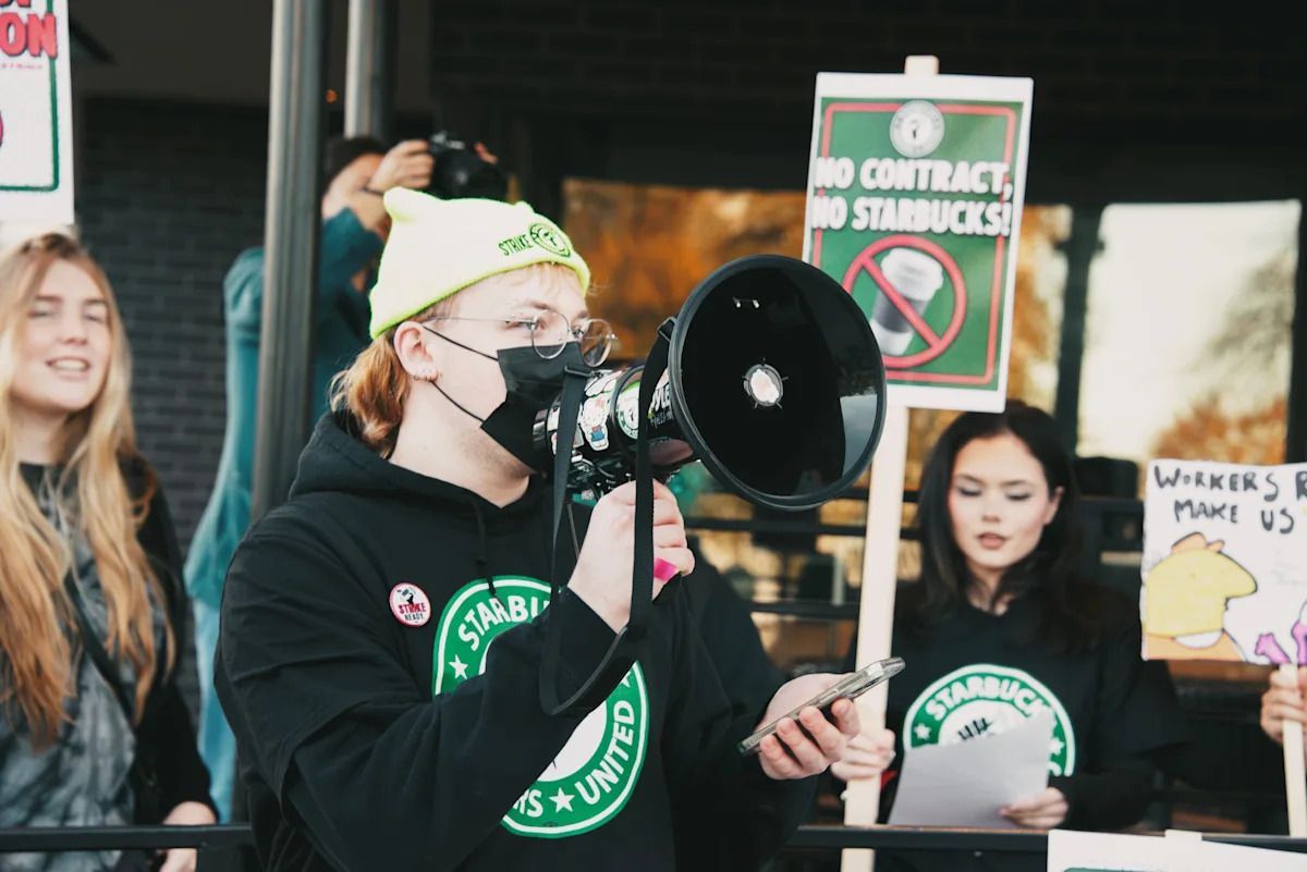 YahooNews's tweet image. Thousands of unionized Starbucks workers remain on strike across the country as the coffee chain debuted a new holiday beverage on Tuesday, Nov. 18.
yahoo.com/news/articles/…