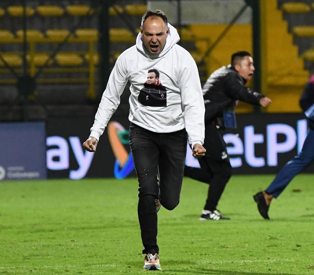 EL ELEGIDO 👨🏼‍🏫🇪🇸

Jonathan Risueño (42) es el nuevo director técnico del <a href="/DeporPasto/">Deportivo Pasto</a>, el ibérico llegará al inicio de diciembre para ponerse al frente del Tricolor.

¡Bienvenido, Míster! Su misión es armar y dirigir un buen equipo capaz de pelear con ambición en la <a href="/LigaBetPlayD/">LigaBetPlayDimayor</a>.