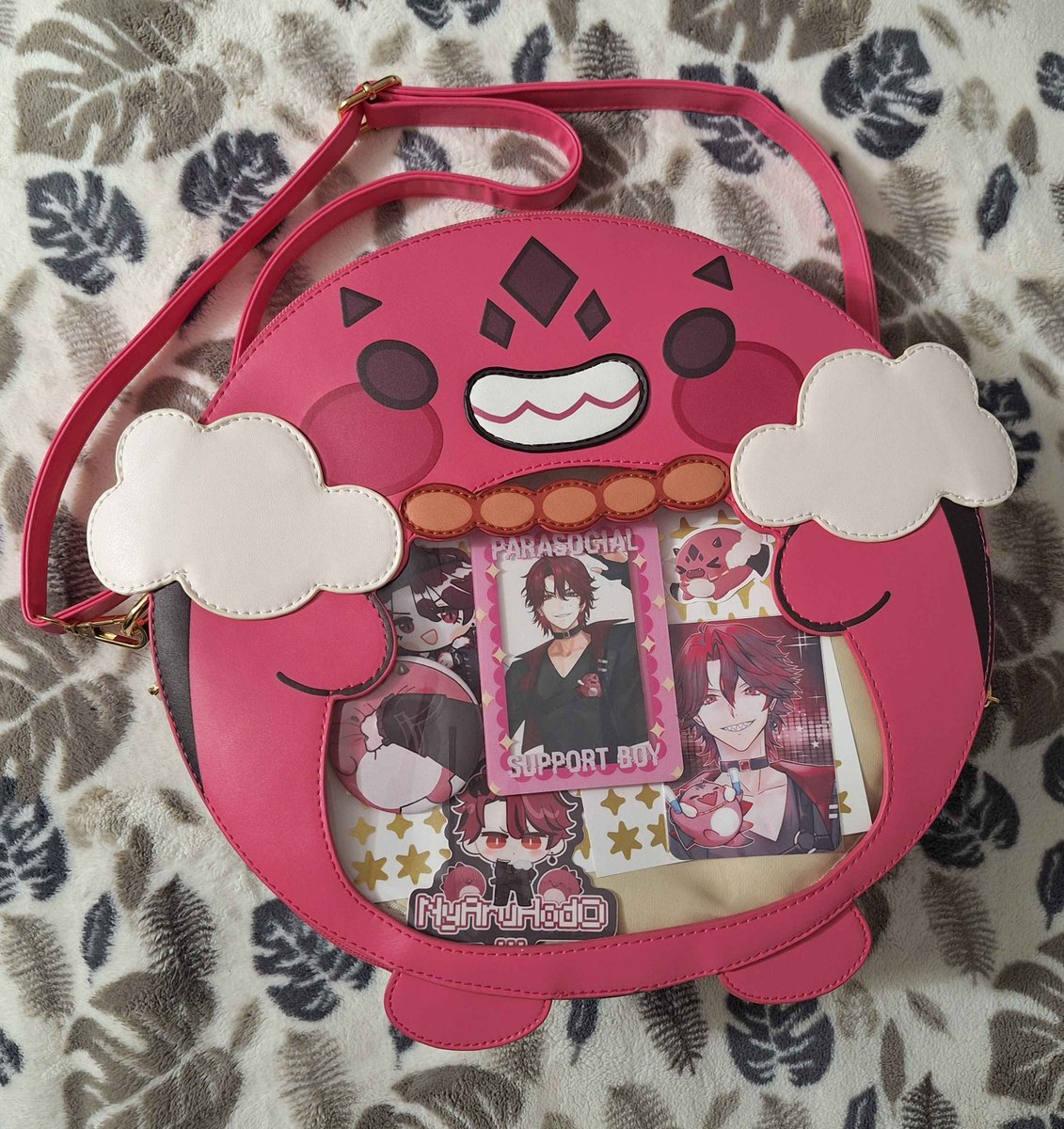 D_issimulate's tweet photo. I'm so in love with my Sorawrity itabag from @LunaNoctuArts !!! Thank you so much for bringing it out to AI Dallas 😭♥️♥️ https://t.co/oEdfLNjnya