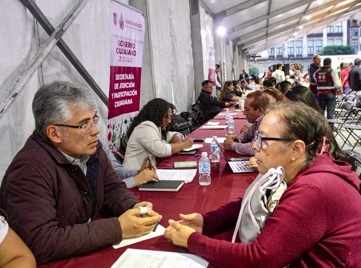 SAPCI_CDMX's tweet image. La #JefaDeGobierno, @ClaraBrugadaM, junto con el equipo de la #SAPCI y nuestro titular @tomaspliegoc, estuvieron en el Zócalo de Gobierno Ciudadano para atender de forma directa las solicitudes y propuestas de las y los capitalinos en la #CapitalDeLaTransformación.