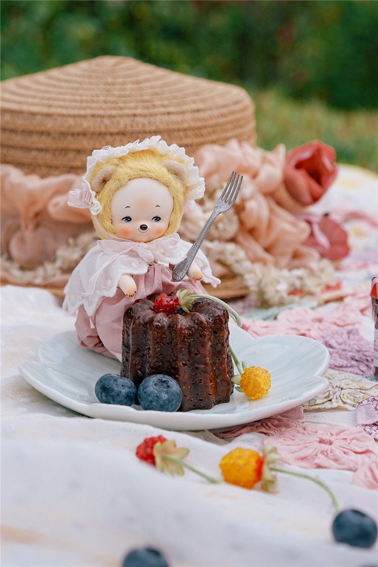 もともとビスクドールとぬいぐるみを融合した形で誕生したLightちゃん。
今回は新しい素材で登場します。
陶器の質感と色合いを大切にしつつ、
より軽く、より丈夫に、あなたとどこまでも一緒に行けるように。

今数量限定販売中~
＃QLYwork #Lightbear

qlywork.jp